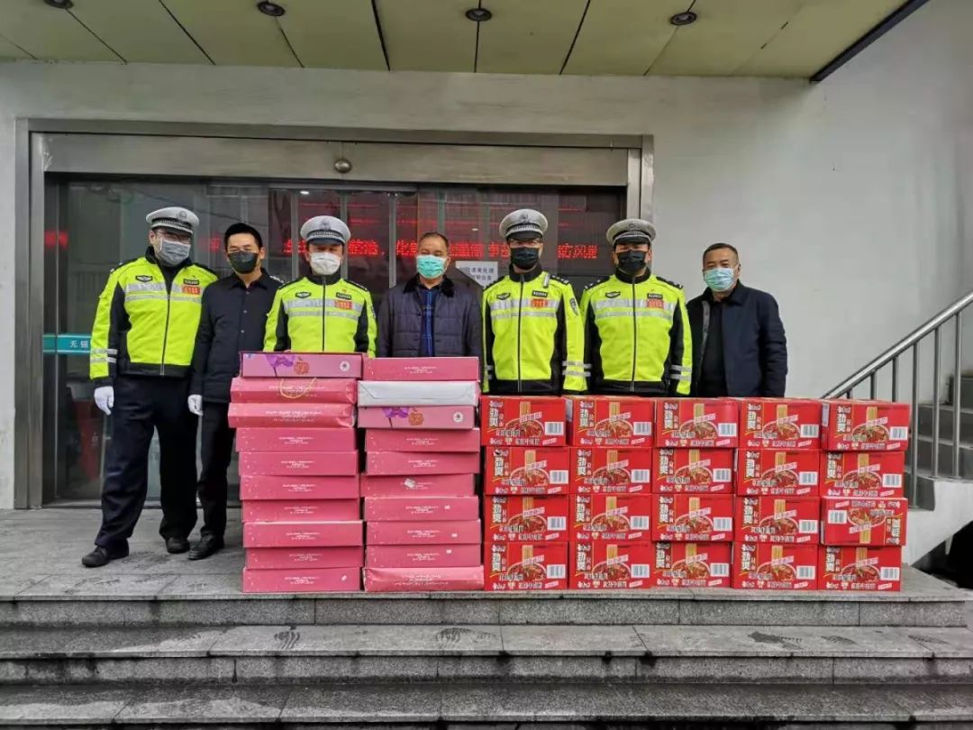警民團(tuán)結(jié)，齊心抗疫，傳遞滿滿正能量
